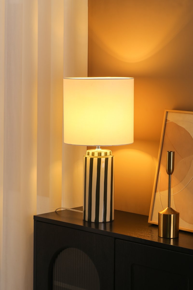 Faro 50cm Groen/wit tafellamp Van Nordic Lighting - Faro is een stijlvolle tafellamp die een klassieke vorm combineert met een grafische uitstraling.