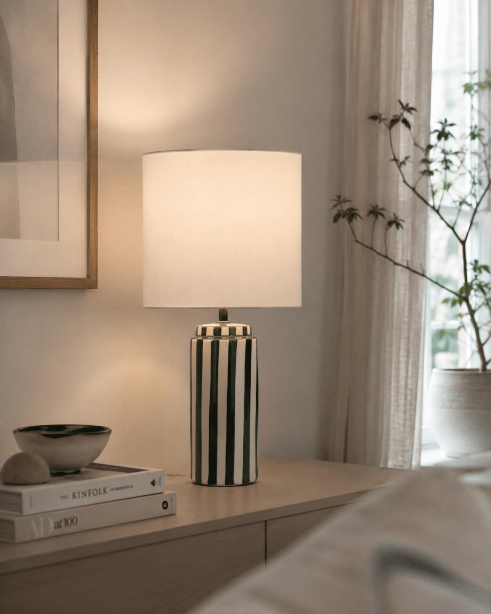 Faro 50cm Groen/wit tafellamp Van Nordic Lighting - Faro is een stijlvolle tafellamp die een klassieke vorm combineert met een grafische uitstraling.