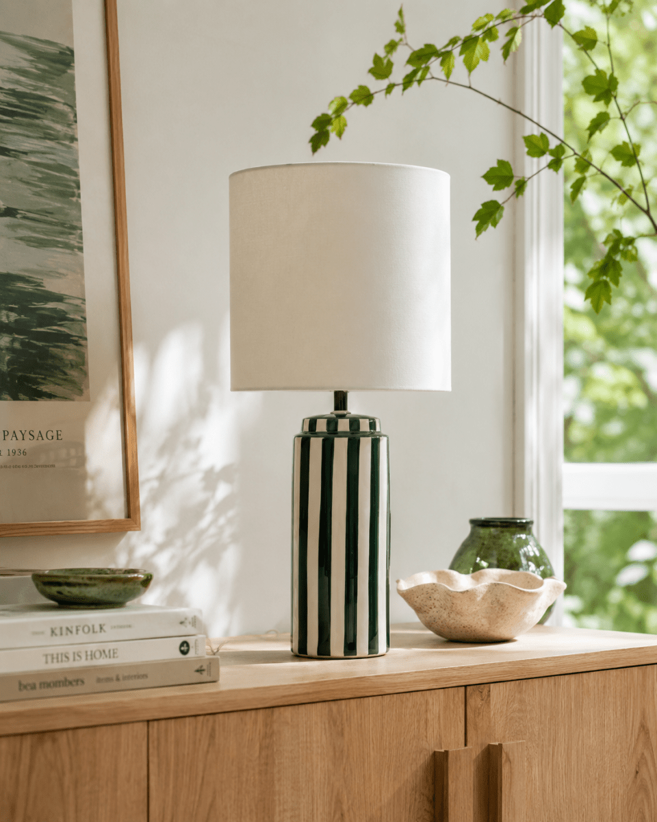Faro 50cm Groen/wit tafellamp Van Nordic Lighting - Faro is een stijlvolle tafellamp die een klassieke vorm combineert met een grafische uitstraling.
