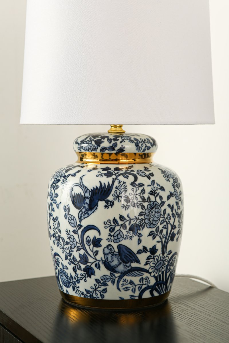 Blomstermåla 43cm Blauw tafellamp Van Lampan - Vacker bordslampa med dekorativt bl&aring;tt och vitt m&ouml;nster p&aring; porslinbasen med m&auml;ssingdetaljer.