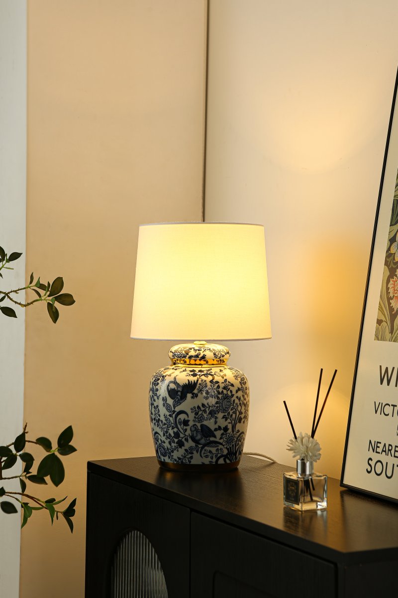 Blomstermåla 43cm Blauw tafellamp Van Lampan - Vacker bordslampa med dekorativt bl&aring;tt och vitt m&ouml;nster p&aring; porslinbasen med m&auml;ssingdetaljer.