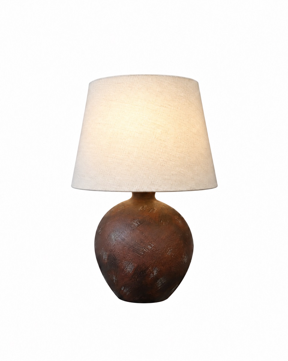 Bellmini 30cm Donkerbruin tafellamp Van Nordic Lighting - De Bellmini tafellamp heeft een prachtige keramische voet met een donkerbruine, rustieke afwerking en een beige linnen kap.