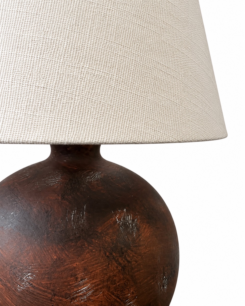 Bellmini 30cm Donkerbruin tafellamp Van Nordic Lighting - De Bellmini tafellamp heeft een prachtige keramische voet met een donkerbruine, rustieke afwerking en een beige linnen kap.