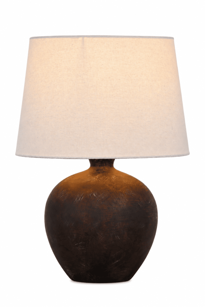 Bella 42cm Donkerbruin tafellamp Van Nordic Lighting - De Bella tafellamp heeft een prachtige keramische voet in donkerbruine, rustieke afwerking en een beige linnen kap.