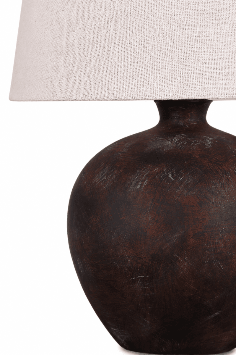 Bella 42cm Donkerbruin tafellamp Van Nordic Lighting - De Bella tafellamp heeft een prachtige keramische voet in donkerbruine, rustieke afwerking en een beige linnen kap.