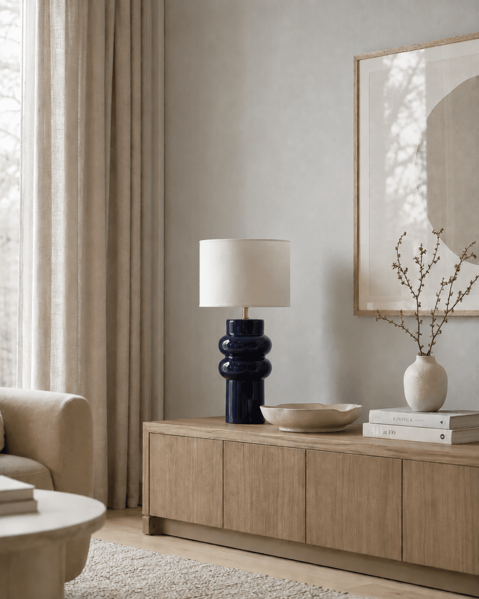 Anelli 56cm Blauw tafellamp Van Nordic Lighting - Wordt geleverd met een wit kunststof snoer van 1,8 m en een aan/uit-schakelaar met stekker.