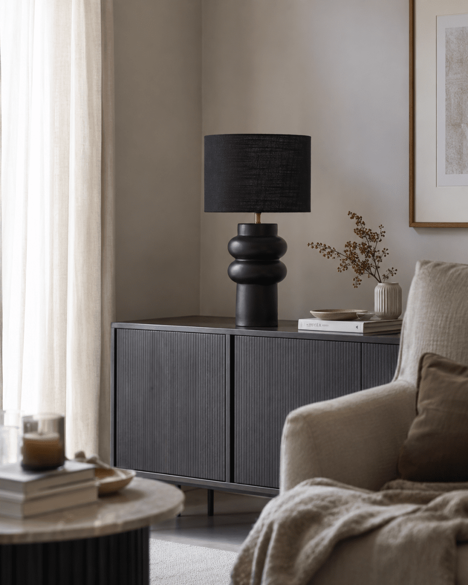 Anelli 56cm Zwart tafellamp Van Nordic Lighting - Geleverd met een 1,8 m zwart kunststof snoer en een aan/uit-schakelaar met stekker.