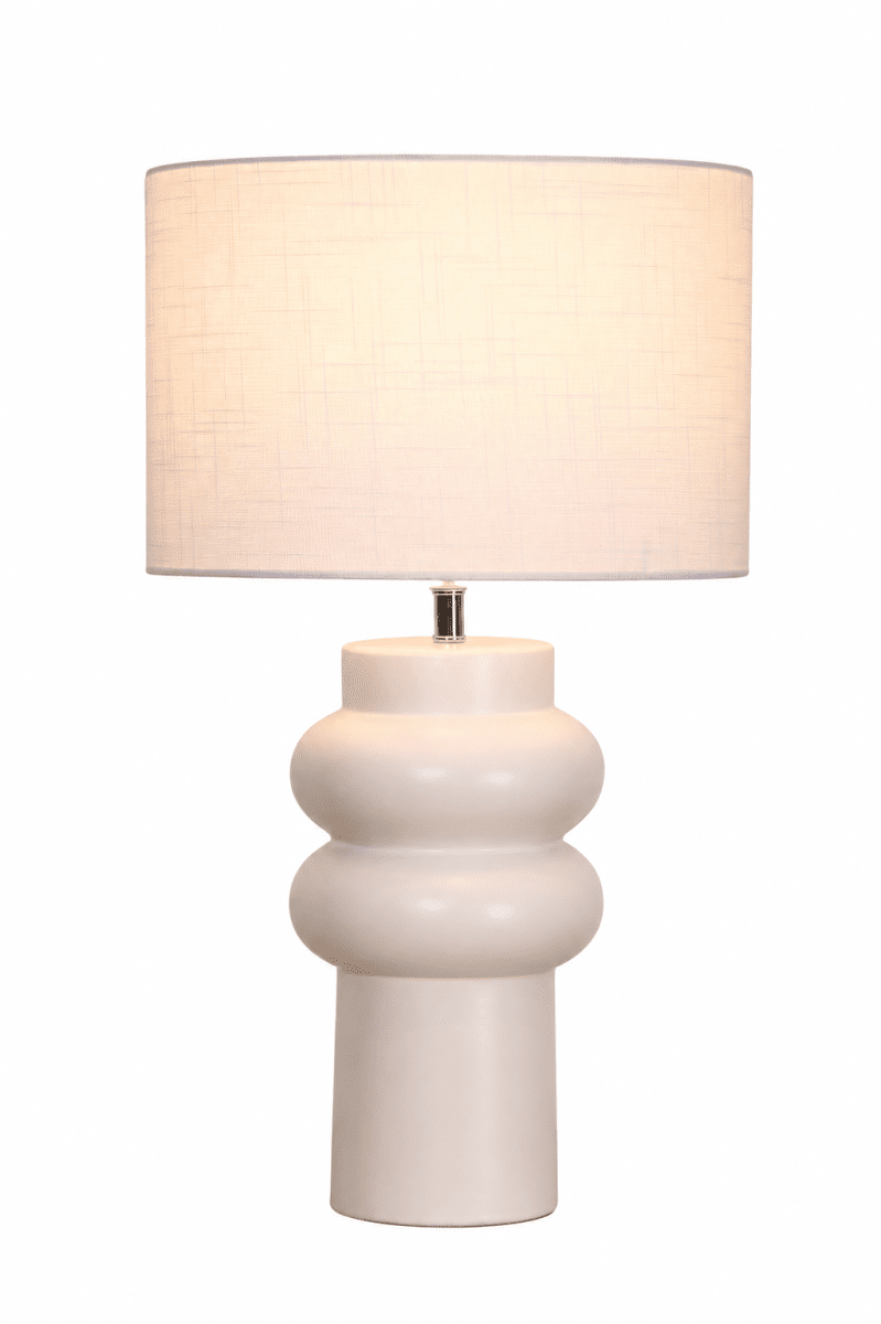 Anelli 56cm Wit tafellamp Van Nordic Lighting - De Anelli tafellamp combineert een stijlvolle keramische voet met een elegante linnen kap.