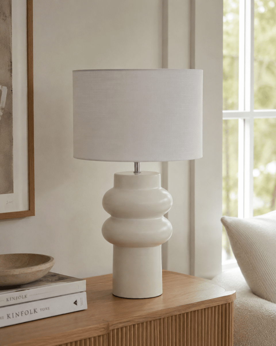 Anelli 56cm Wit tafellamp Van Nordic Lighting - De Anelli tafellamp combineert een stijlvolle keramische voet met een elegante linnen kap.