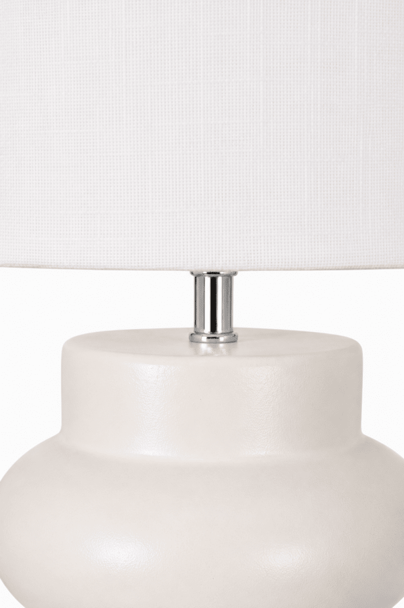 Anelli 56cm Wit tafellamp Van Nordic Lighting - De Anelli tafellamp combineert een stijlvolle keramische voet met een elegante linnen kap.