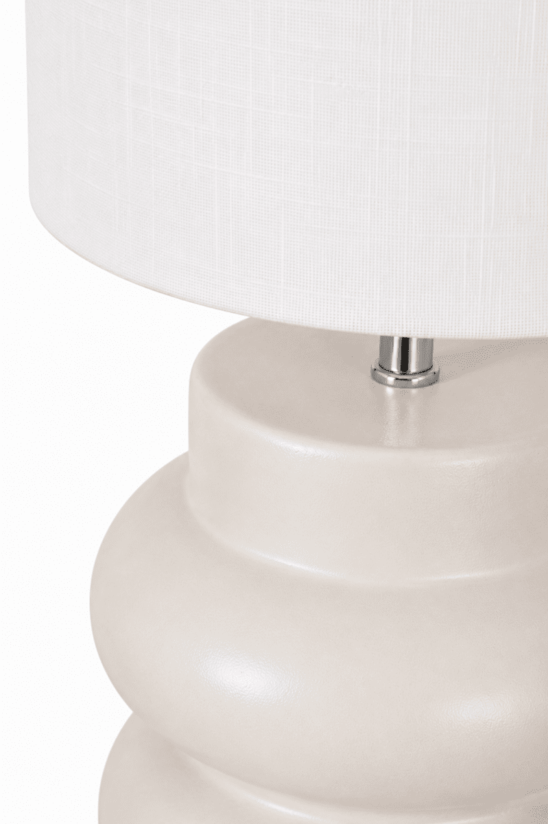 Anelli 56cm Wit tafellamp Van Nordic Lighting - De Anelli tafellamp combineert een stijlvolle keramische voet met een elegante linnen kap.