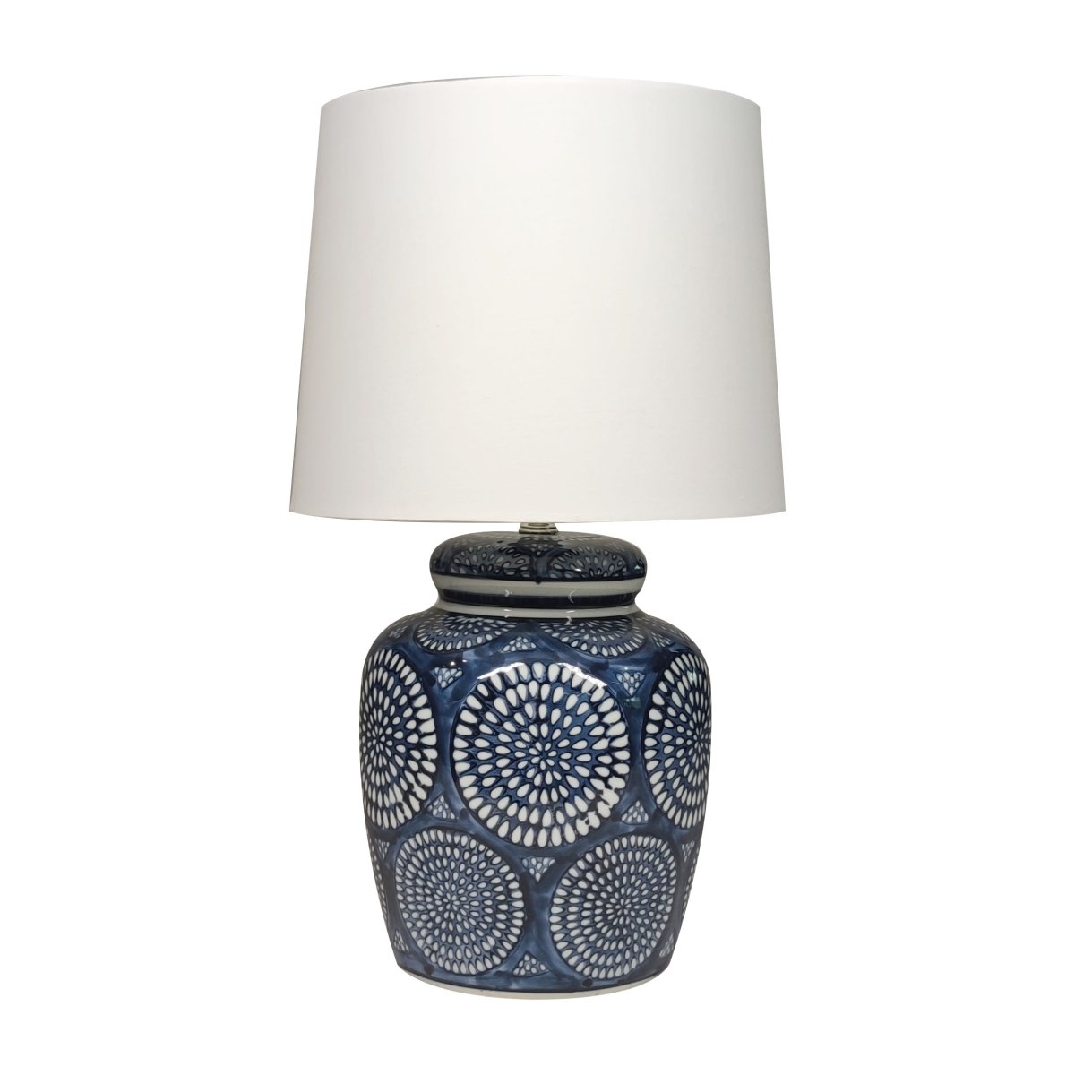 Emsfors 43cm Blauw tafellamp Van Lampan - De keramische lampvoet heeft een gedetailleerd blauw-wit patroon dat een klassieke en tegelijkertijd levendige uitstraling geeft.