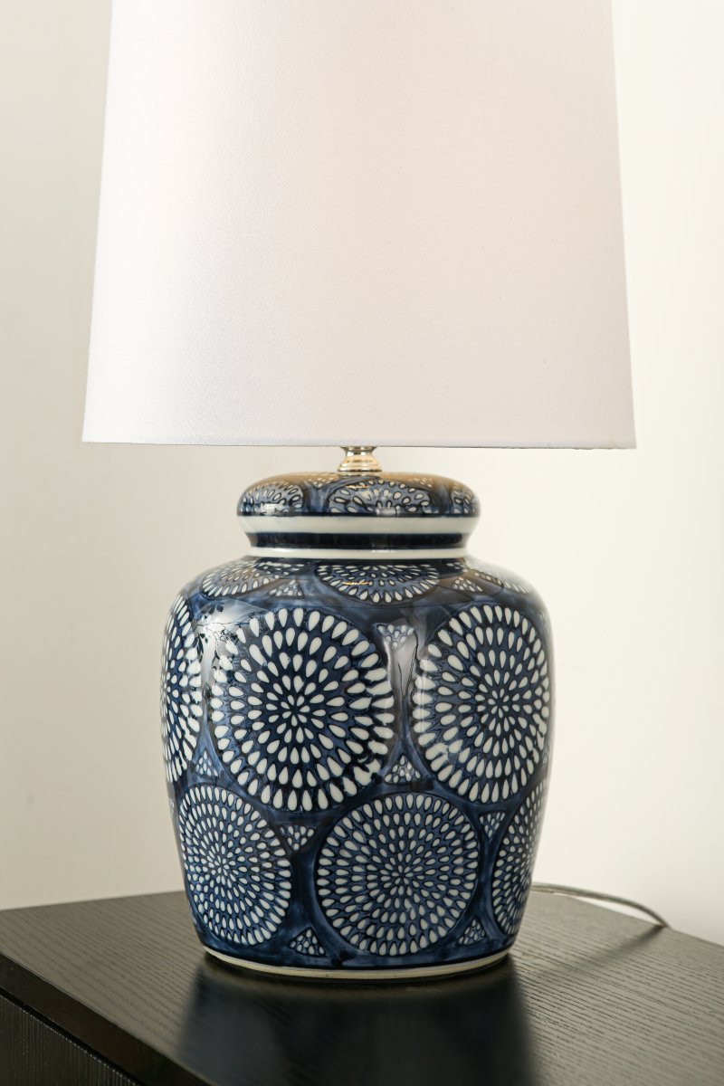 Emsfors 43cm Blauw tafellamp Van Lampan - De keramische lampvoet heeft een gedetailleerd blauw-wit patroon dat een klassieke en tegelijkertijd levendige uitstraling geeft.