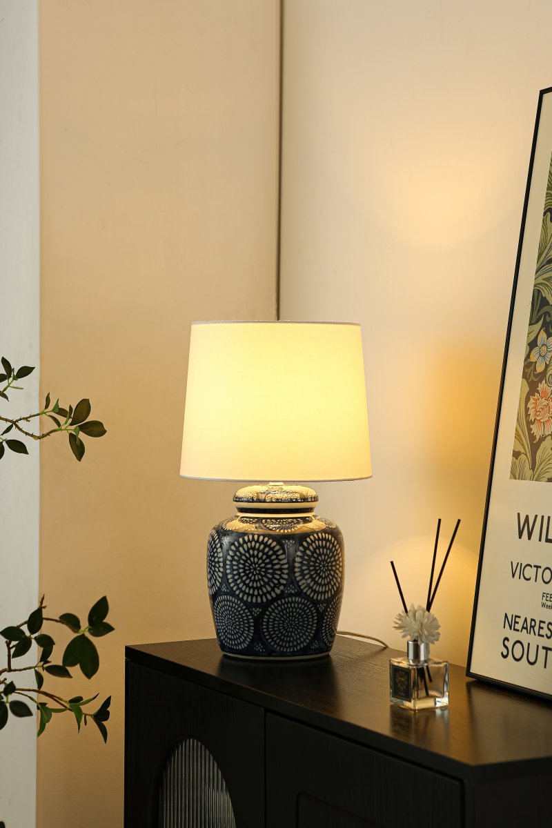 Emsfors 43cm Blauw tafellamp Van Lampan - De keramische lampvoet heeft een gedetailleerd blauw-wit patroon dat een klassieke en tegelijkertijd levendige uitstraling geeft.
