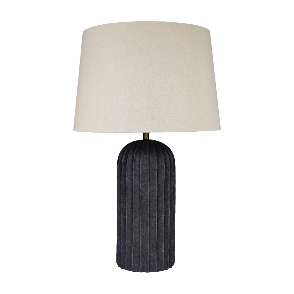 Porto 63cm Zwart/beige tafellamp Van Nordic Lighting - De lampvoet is gemaakt van keramiek en heeft een zwart gelakte, vari&euml;rende kap die een levendige en exclusieve uitstraling geeft.