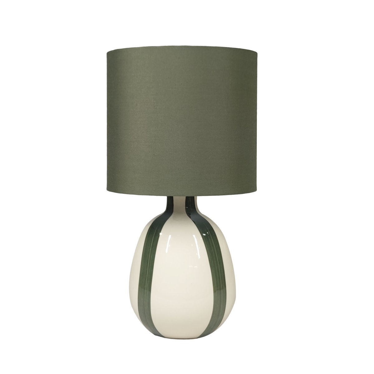 Rippel 40cm Groente tafellamp Van Nordic Lighting - De lampvoet is gemaakt van keramiek met een crèmekleurige basis en groene strepen die een levendige maar zachte uitstraling geven.