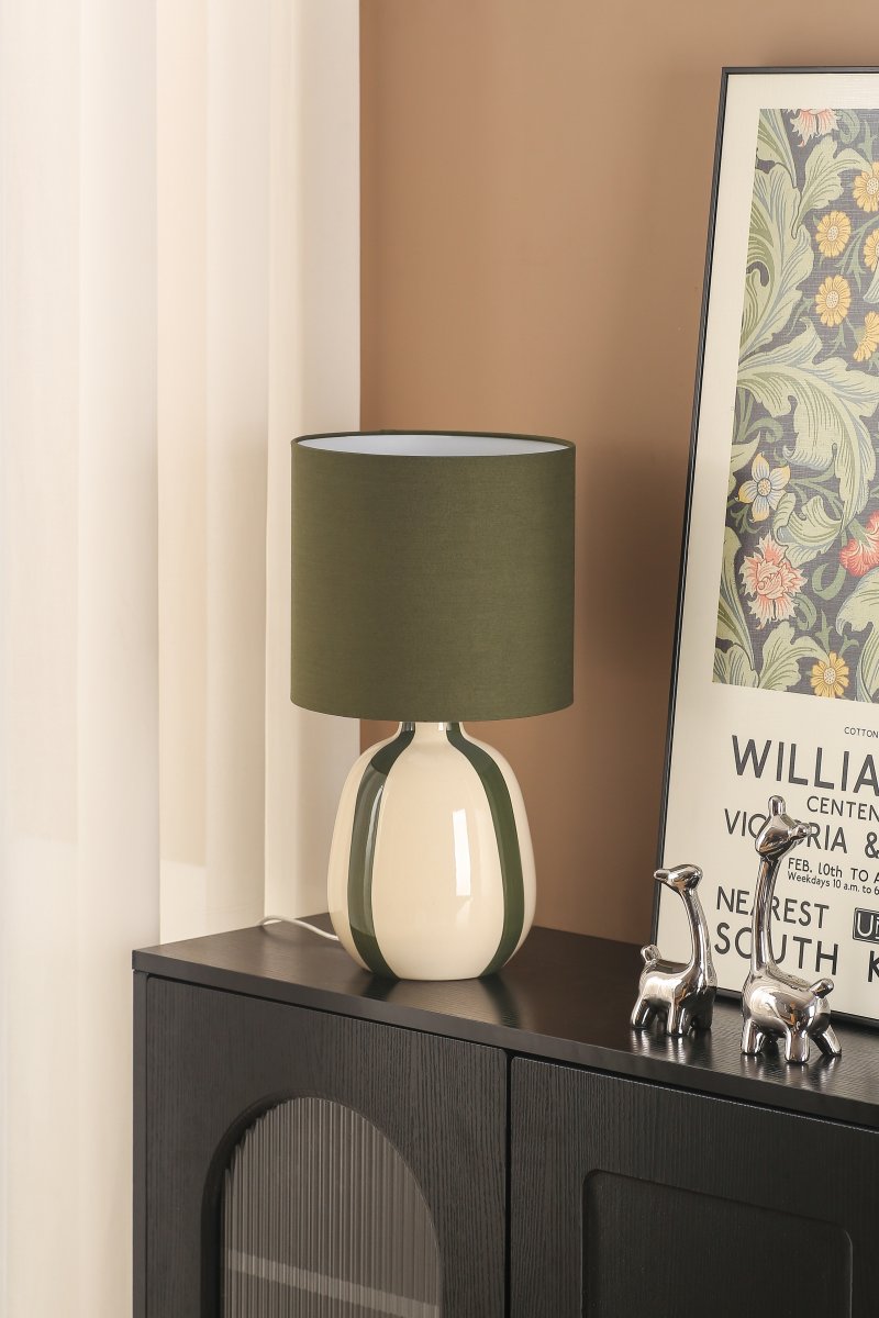 Rippel 40cm Groente tafellamp Van Nordic Lighting - De lampvoet is gemaakt van keramiek met een crèmekleurige basis en groene strepen die een levendige maar zachte uitstraling geven.