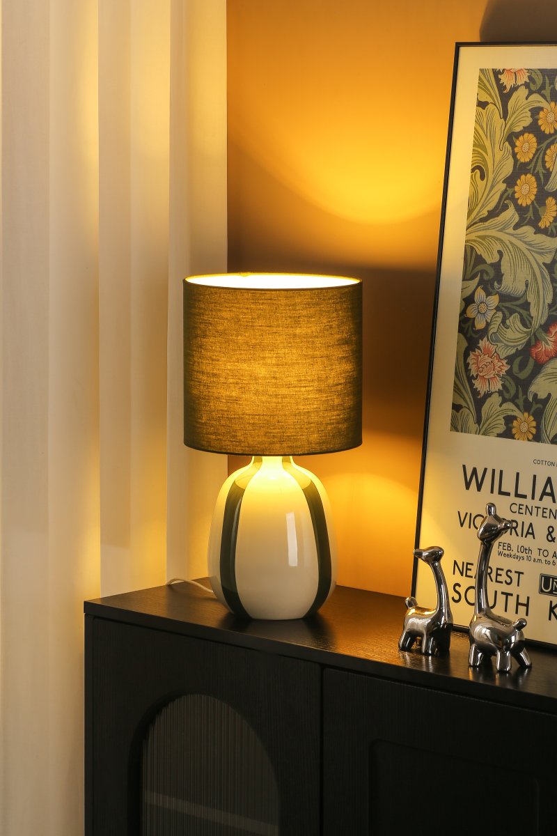 Rippel 40cm Groente tafellamp Van Nordic Lighting - De lampvoet is gemaakt van keramiek met een crèmekleurige basis en groene strepen die een levendige maar zachte uitstraling geven.