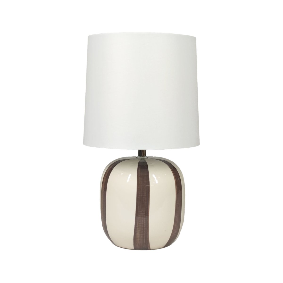 Pholca 38cm Wit/bruin tafellamp Van Nordic Lighting - De lampvoet is gemaakt van keramiek met een cr&egrave;mekleurige basis en bruine strepen die leven en karakter toevoegen.