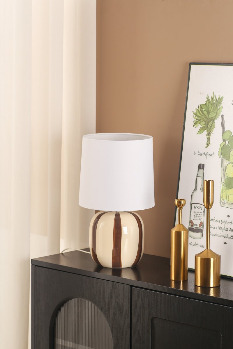 Pholca 38cm Wit/bruin tafellamp Van Nordic Lighting - De lampvoet is gemaakt van keramiek met een cr&egrave;mekleurige basis en bruine strepen die leven en karakter toevoegen.