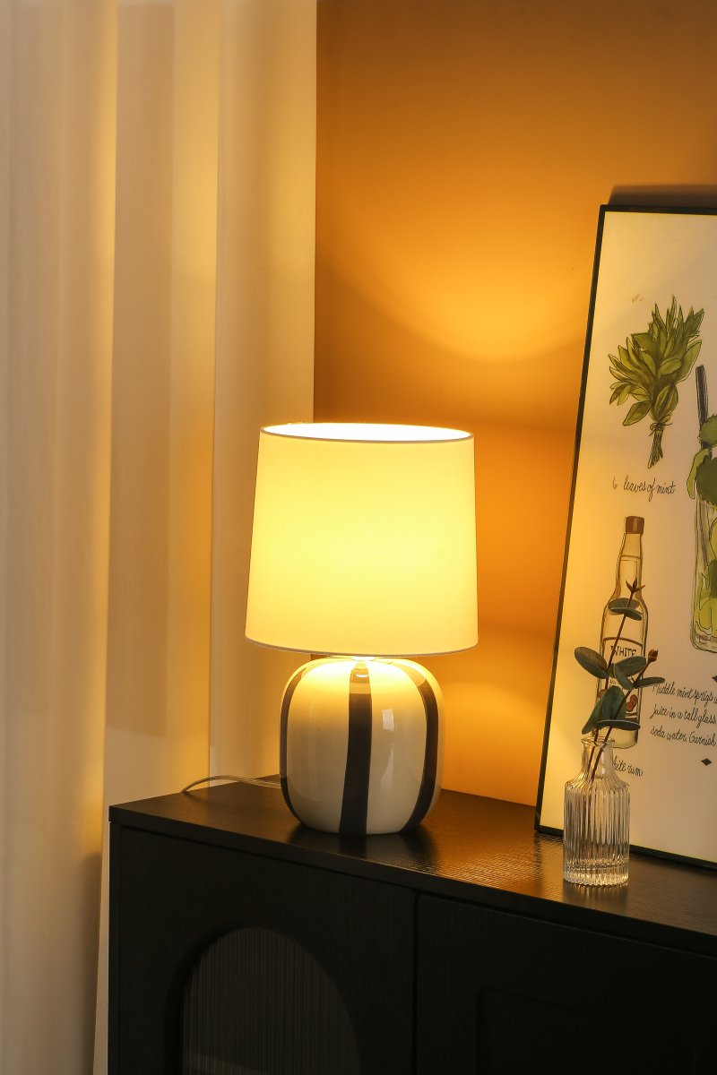 Pholca 38cm Wit/grijs tafellamp Van Nordic Lighting - Wordt geleverd met een transparant snoer van 1,8 m, een aan/uit-schakelaar en een stekker.