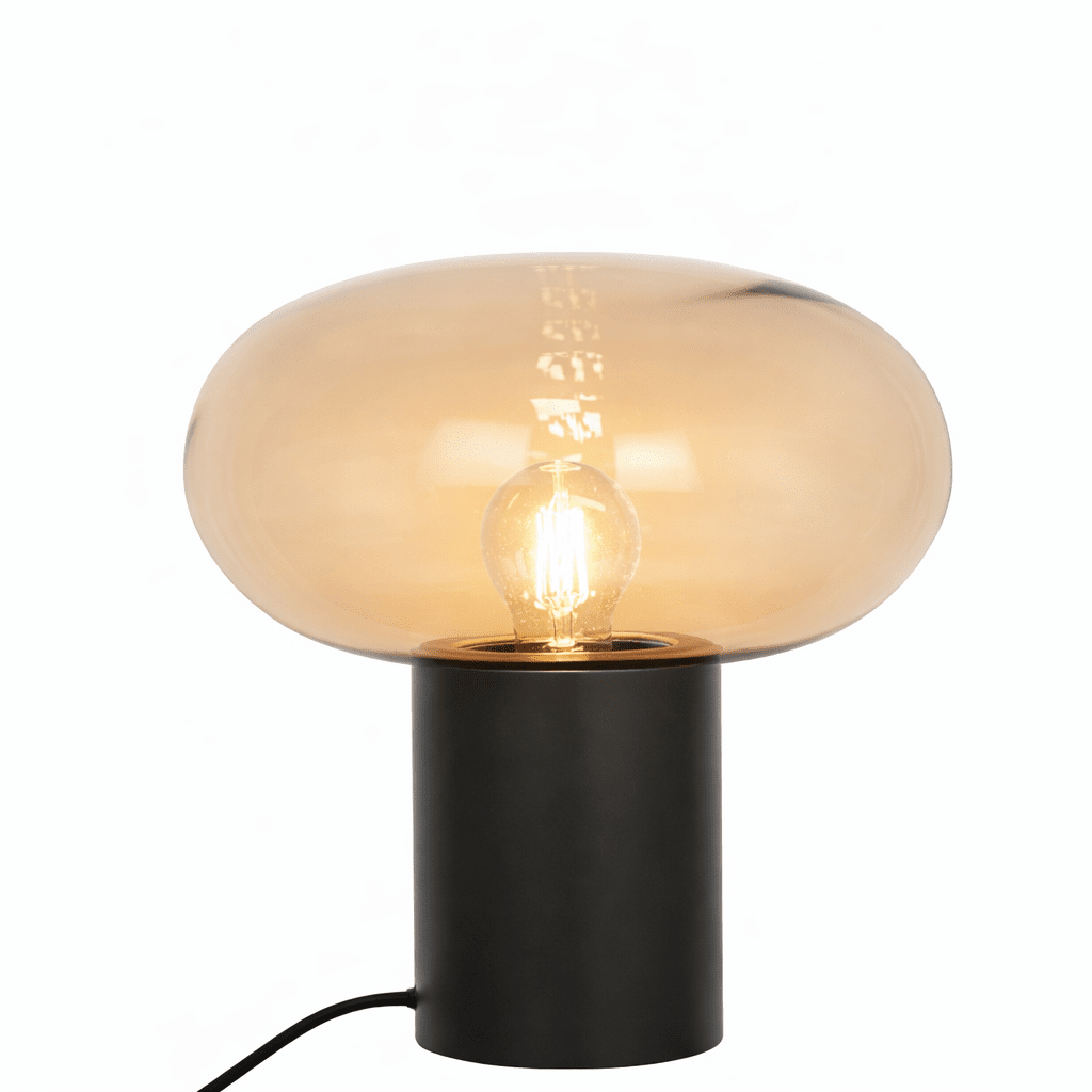 Alba 32cm Zwart/amber tafellamp Van Nordic Lighting - De zwarte metalen voet zorgt voor een stabiele en elegante uitstraling, terwijl de amberkleurige glazen kap een zacht en sfeervol licht cre&euml;ert.