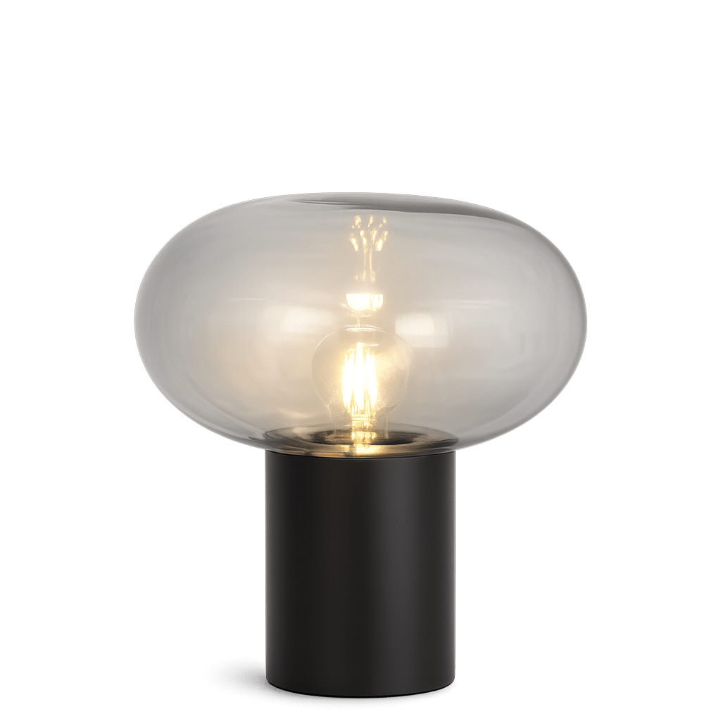 Alba 32cm Zwart/Rookkleurig tafellamp Van Nordic Lighting - De zwarte metalen voet zorgt voor een stabiele en elegante uitstraling, terwijl de kap van rookglas een zacht en sfeervol licht cre&euml;ert.