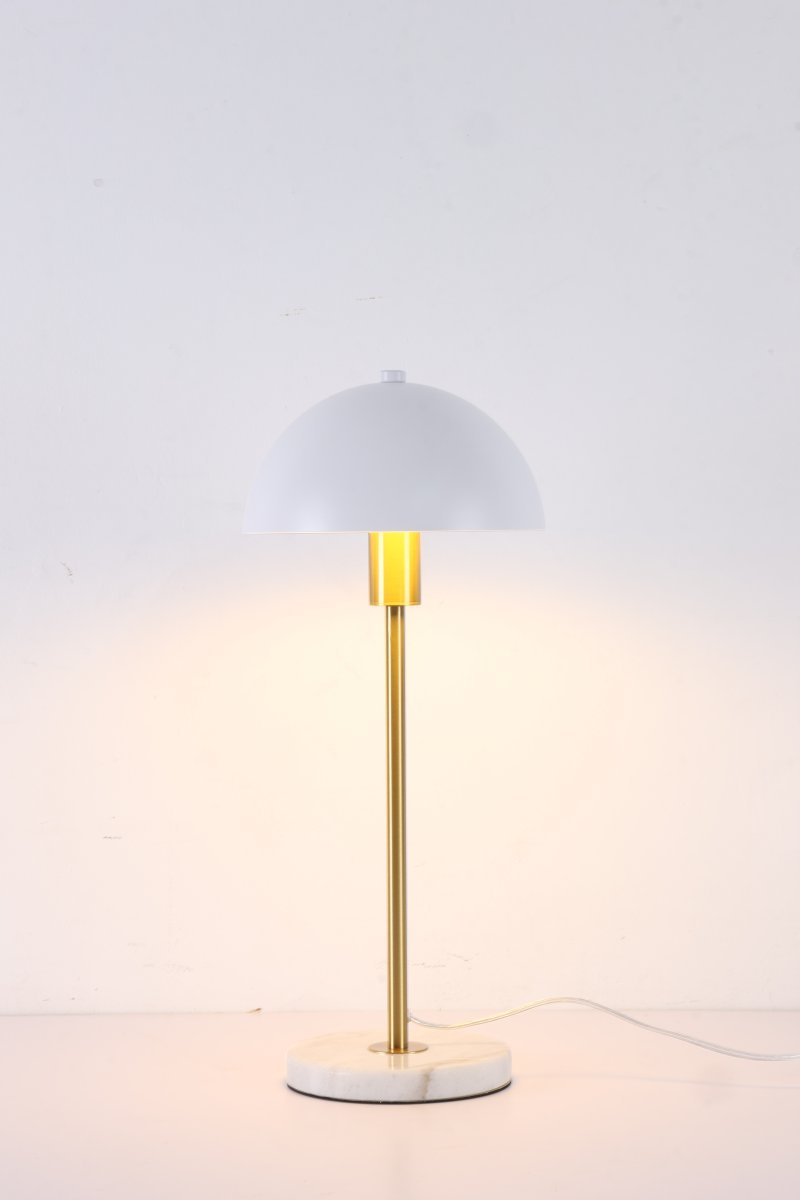 Dito 47cm Wit tafellamp Van Nordic Lighting - De witte kap en de natuurlijke witte marmeren voet zorgen voor een verfijnde uitstraling, terwijl de stang met glanzende gouden afwerking een warme en luxueuze sfeer toevoegt.