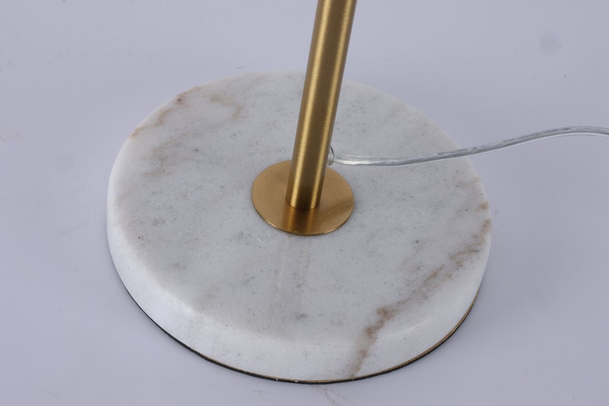 Dito 47cm Wit tafellamp Van Nordic Lighting - De witte kap en de natuurlijke witte marmeren voet zorgen voor een verfijnde uitstraling, terwijl de stang met glanzende gouden afwerking een warme en luxueuze sfeer toevoegt.