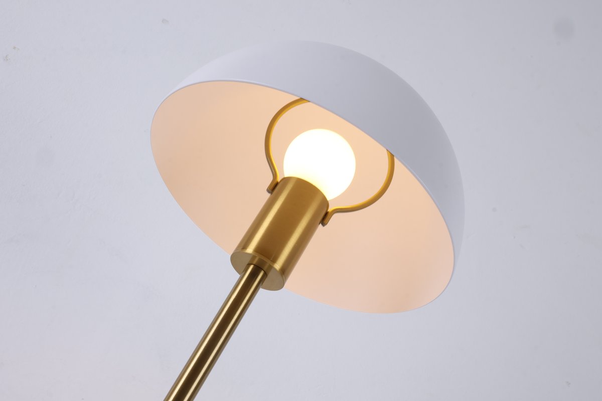 Dito 47cm Wit tafellamp Van Nordic Lighting - De witte kap en de natuurlijke witte marmeren voet zorgen voor een verfijnde uitstraling, terwijl de stang met glanzende gouden afwerking een warme en luxueuze sfeer toevoegt.