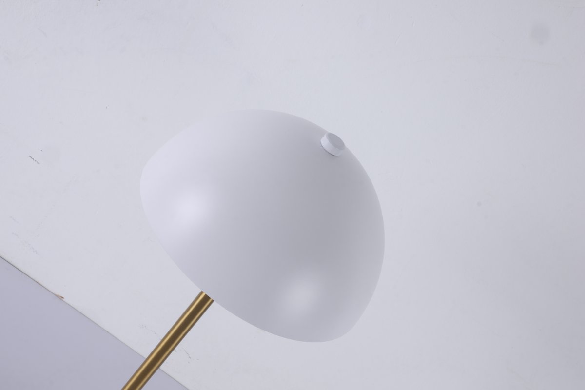 Dito 47cm Wit tafellamp Van Nordic Lighting - De witte kap en de natuurlijke witte marmeren voet zorgen voor een verfijnde uitstraling, terwijl de stang met glanzende gouden afwerking een warme en luxueuze sfeer toevoegt.