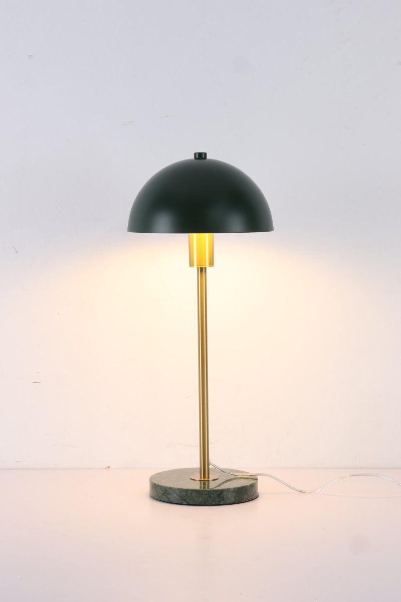 Dito 47cm Groente tafellamp Van Nordic Lighting - De groene kap en marmeren voet zorgen voor een verfijnde uitstraling, terwijl de stang met glanzende gouden afwerking een warme en luxueuze sfeer toevoegt.