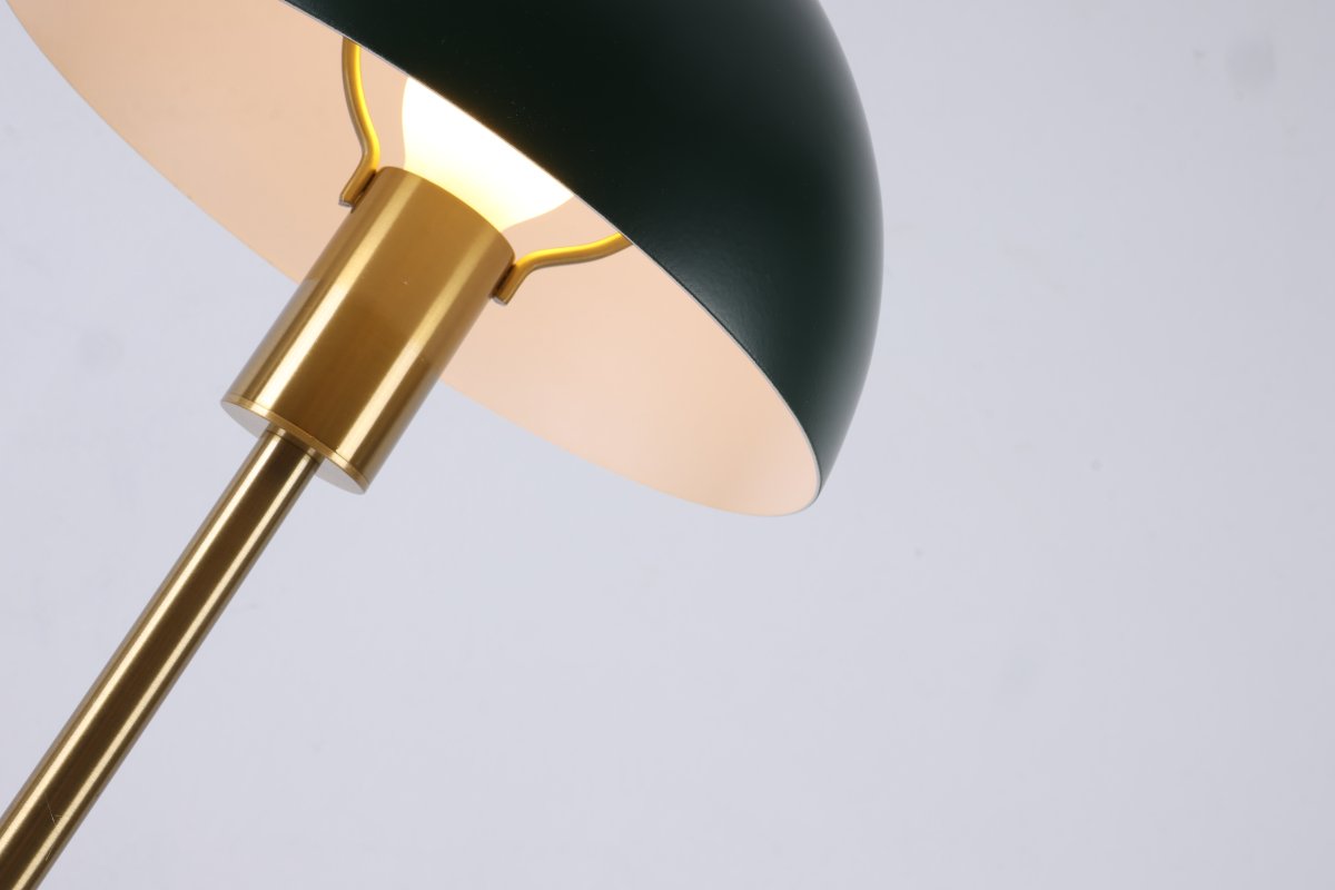 Dito 47cm Groente tafellamp Van Nordic Lighting - De groene kap en marmeren voet zorgen voor een verfijnde uitstraling, terwijl de stang met glanzende gouden afwerking een warme en luxueuze sfeer toevoegt.