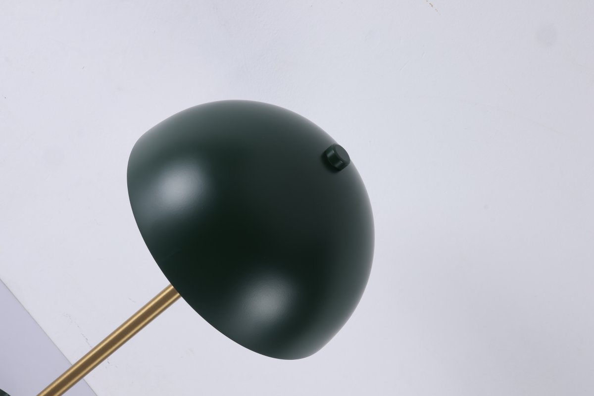 Dito 47cm Groente tafellamp Van Nordic Lighting - De groene kap en marmeren voet zorgen voor een verfijnde uitstraling, terwijl de stang met glanzende gouden afwerking een warme en luxueuze sfeer toevoegt.