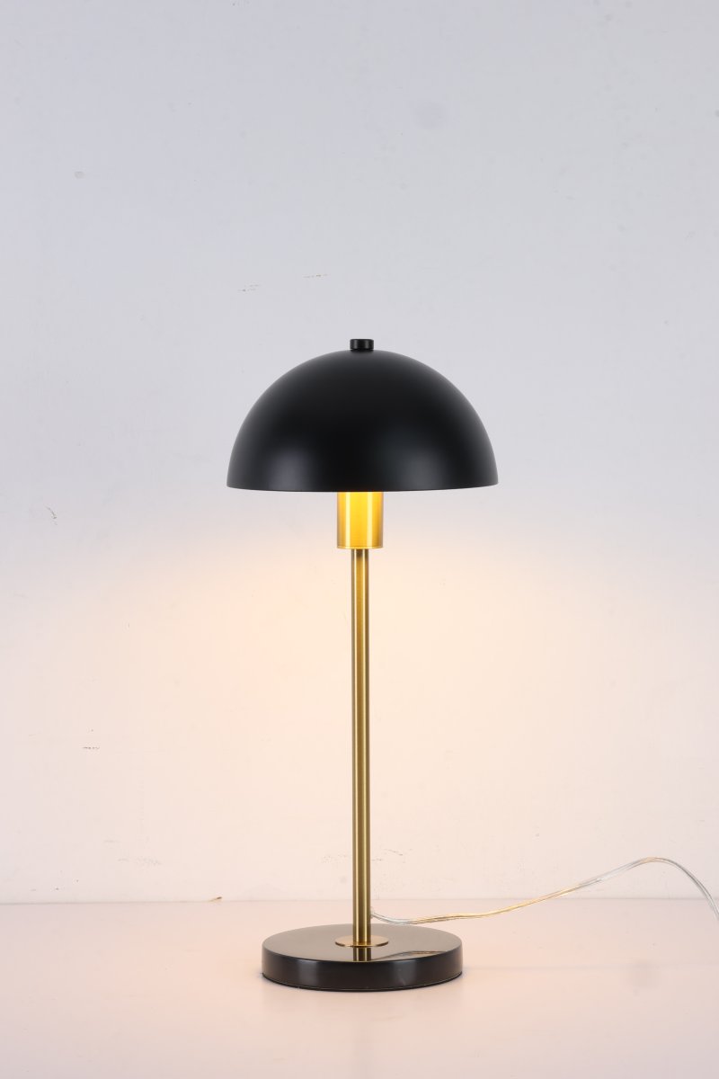 Dito 47cm Zwart tafellamp Van Nordic Lighting - De zwarte kap en marmeren voet zorgen voor een verfijnde uitstraling, terwijl de stang met glanzende gouden afwerking een warme en luxueuze sfeer toevoegt.