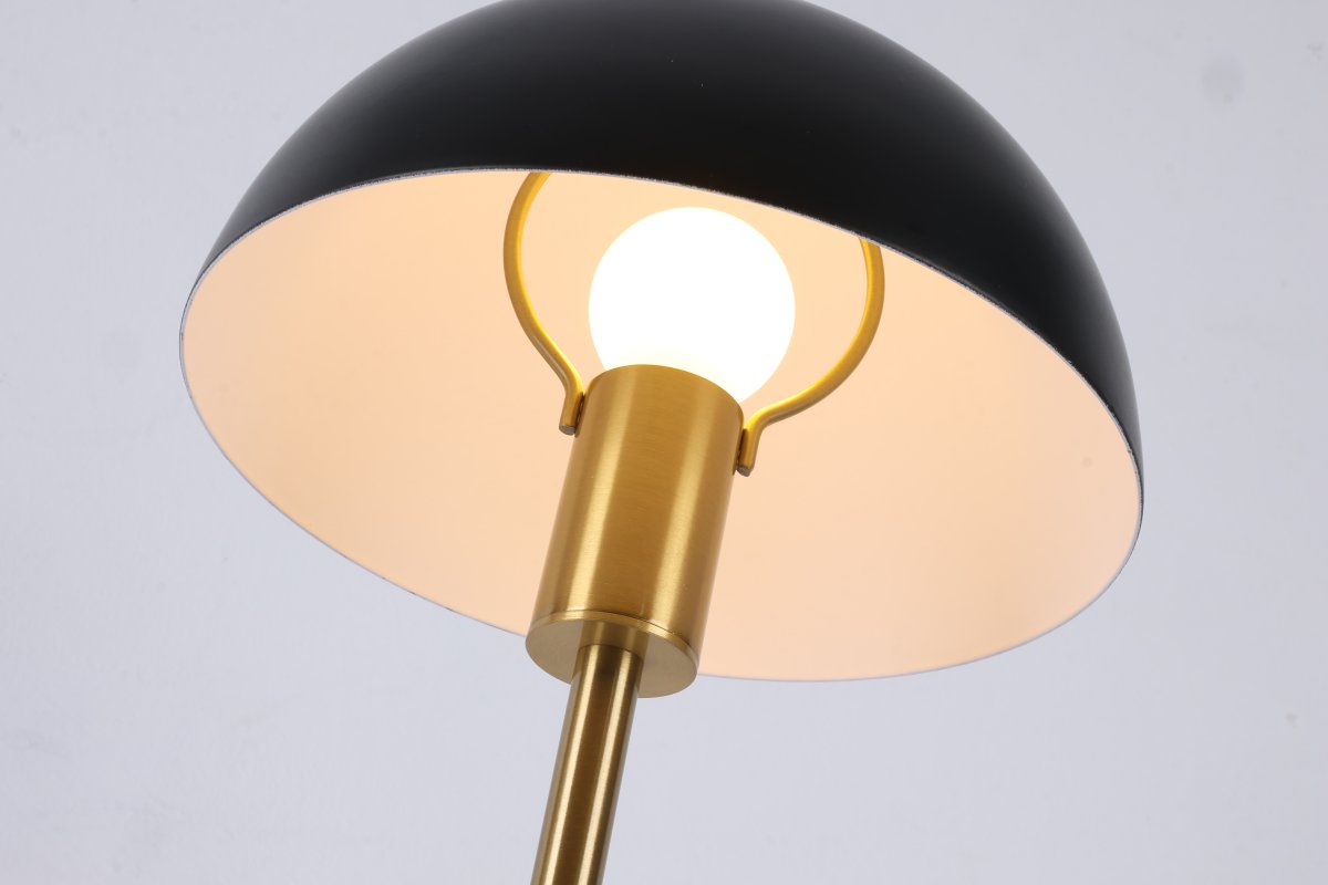 Dito 47cm Zwart tafellamp Van Nordic Lighting - De zwarte kap en marmeren voet zorgen voor een verfijnde uitstraling, terwijl de stang met glanzende gouden afwerking een warme en luxueuze sfeer toevoegt.