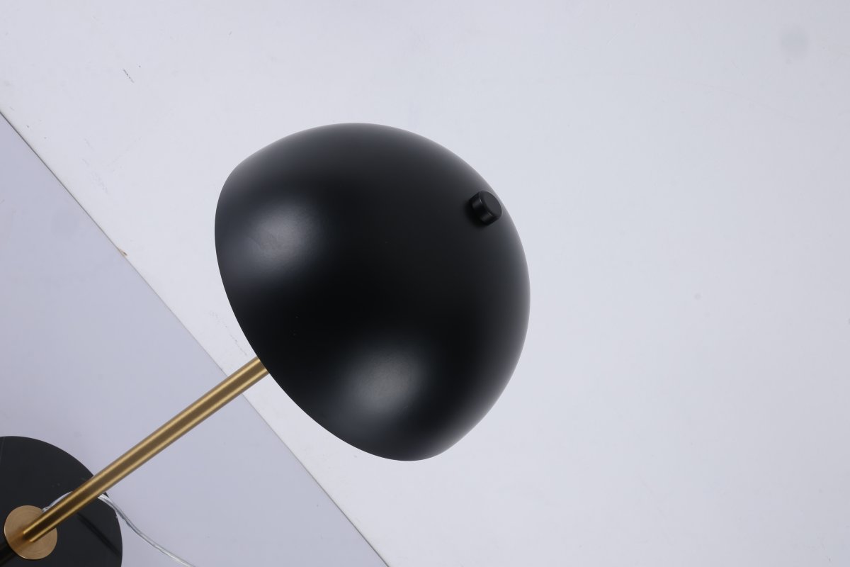 Dito 47cm Zwart tafellamp Van Nordic Lighting - De zwarte kap en marmeren voet zorgen voor een verfijnde uitstraling, terwijl de stang met glanzende gouden afwerking een warme en luxueuze sfeer toevoegt.