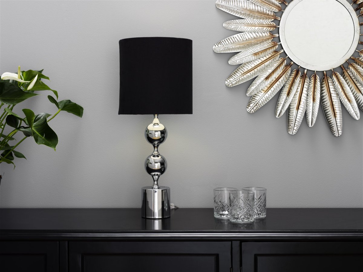 Prakt 60cm Chroom tafellamp Van Cottex - Prachtige tafellamp in metaal en textiel is een elegante en opvallende lamp die de kamer een verfijnde toets geeft.