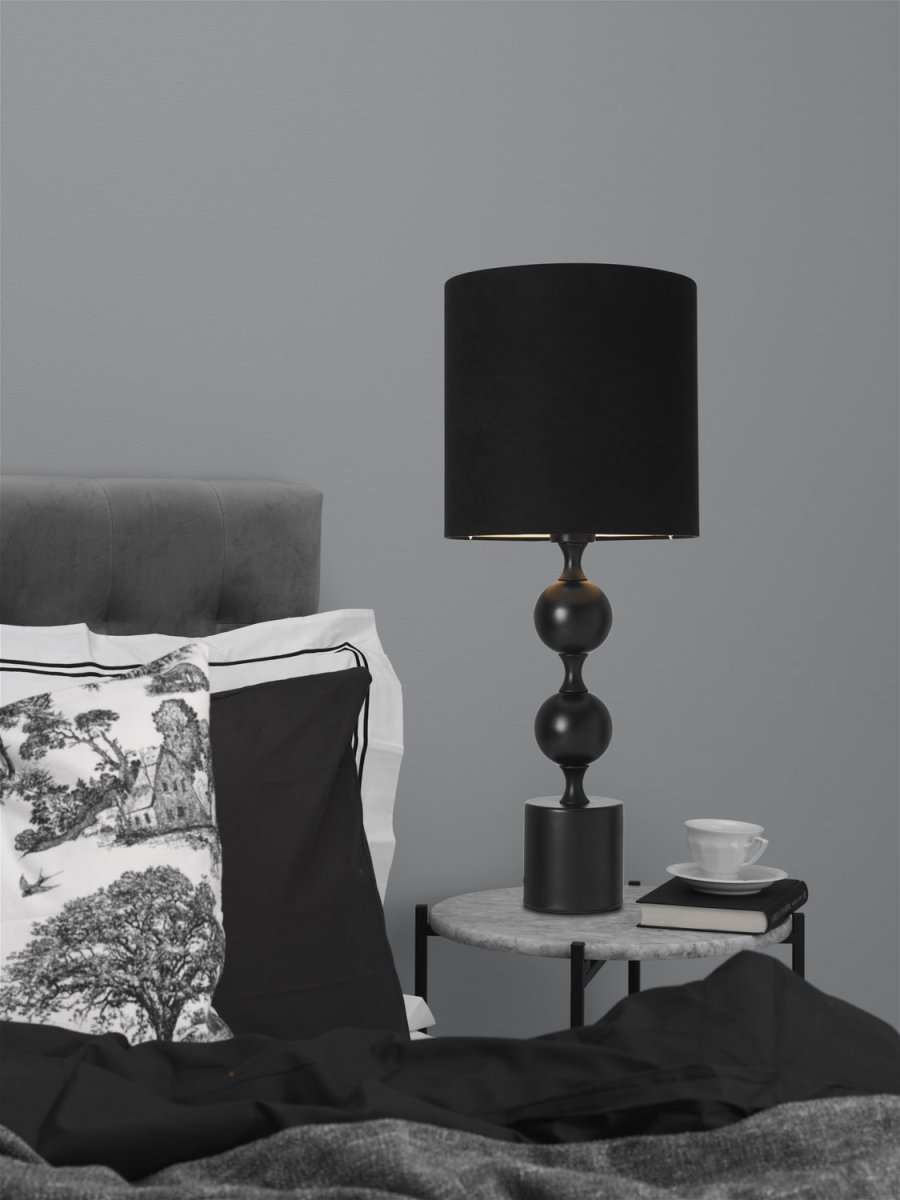 Prakt 60cm Zwart tafellamp Van Cottex - Prachtige tafellamp in metaal en textiel is een elegante en opvallende lamp die de kamer een verfijnde toets geeft.
