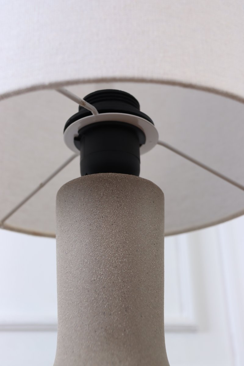 Lill Boda 52cm Zand tafellamp Van Nordic Lighting - De combinatie van de strakke lijnen en de natuurlijke materialen maakt de lamp tot een opvallend pronkstuk dat zowel op een bijzettafel als op een bureau prachtig staat.