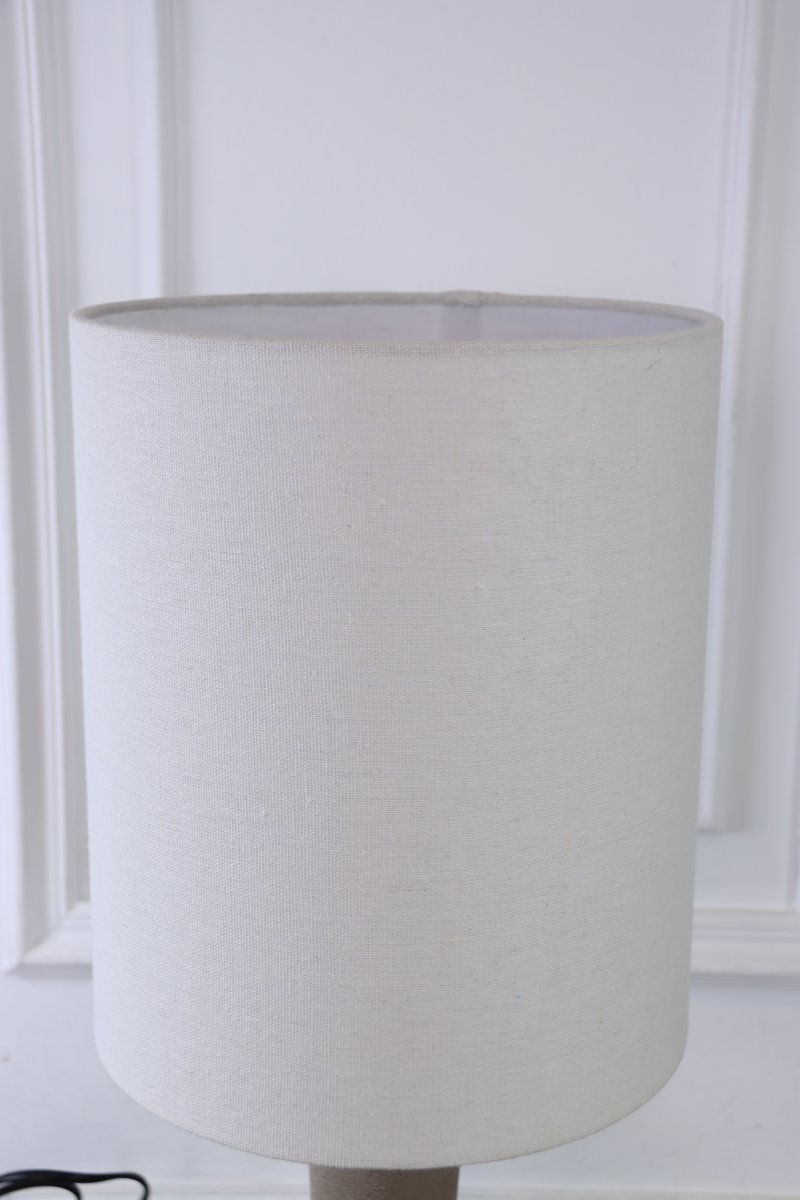 Lill Boda 52cm Zand tafellamp Van Nordic Lighting - De combinatie van de strakke lijnen en de natuurlijke materialen maakt de lamp tot een opvallend pronkstuk dat zowel op een bijzettafel als op een bureau prachtig staat.