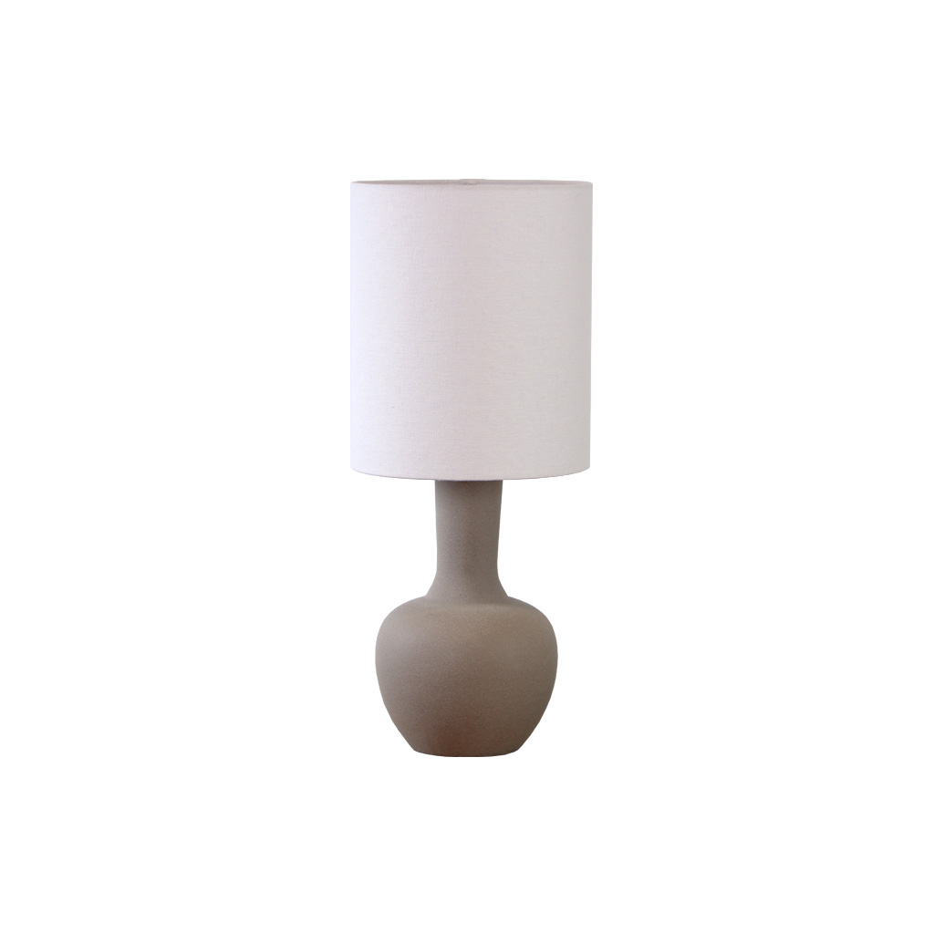 Lill Boda 52cm Zand tafellamp Van Nordic Lighting - De combinatie van de strakke lijnen en de natuurlijke materialen maakt de lamp tot een opvallend pronkstuk dat zowel op een bijzettafel als op een bureau prachtig staat.