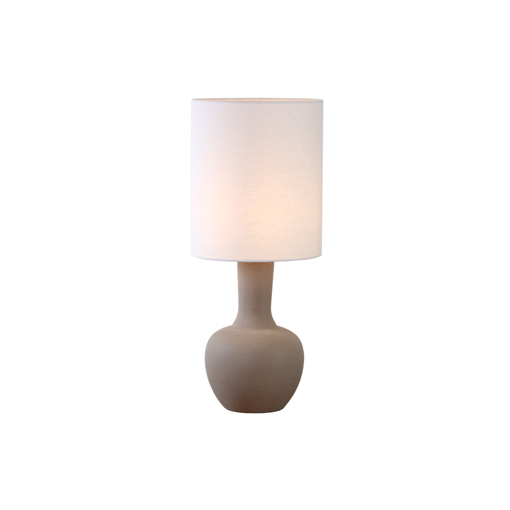 Lill Boda 52cm Zand tafellamp Van Nordic Lighting - De combinatie van de strakke lijnen en de natuurlijke materialen maakt de lamp tot een opvallend pronkstuk dat zowel op een bijzettafel als op een bureau prachtig staat.