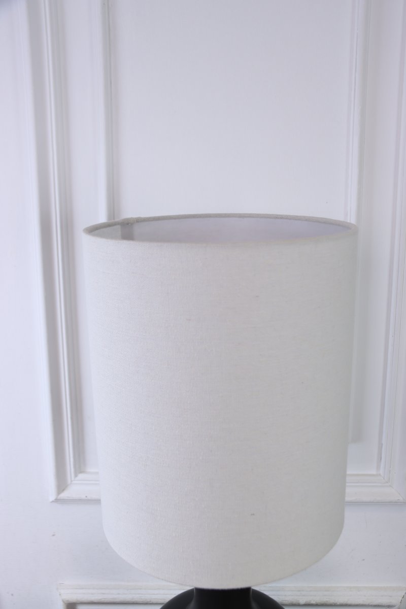 Lill Boda 52cm Zwart tafellamp Van Nordic Lighting - De combinatie van de strakke lijnen en de natuurlijke materialen maakt de lamp tot een opvallend pronkstuk dat zowel op een bijzettafel als op een bureau prachtig staat.