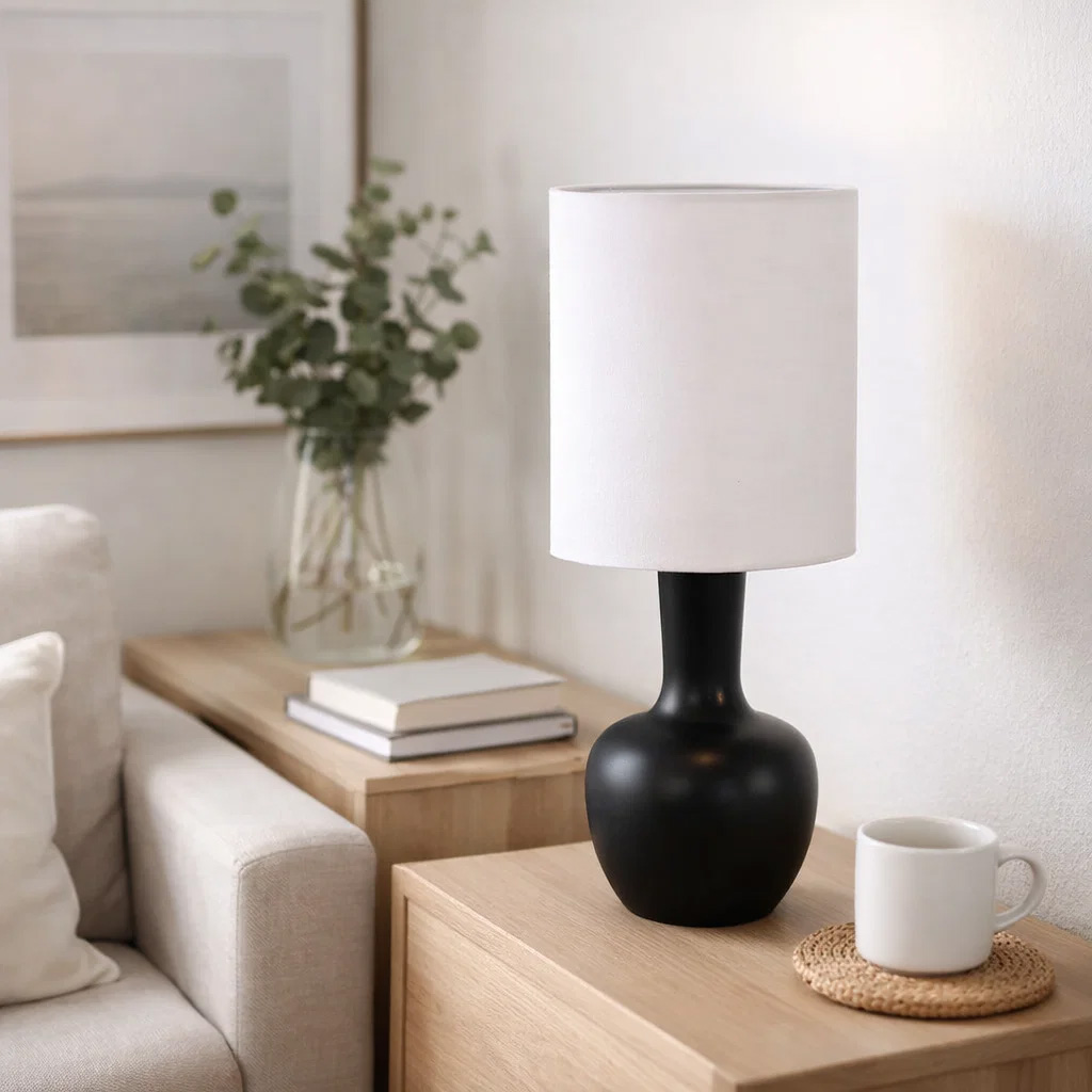 Lill Boda 52cm Zwart tafellamp Van Nordic Lighting - De combinatie van de strakke lijnen en de natuurlijke materialen maakt de lamp tot een opvallend pronkstuk dat zowel op een bijzettafel als op een bureau prachtig staat.