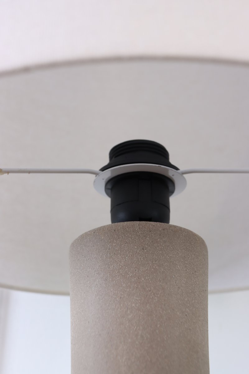 Boda 78cm Zand tafellamp Van Nordic Lighting - De combinatie van de strakke lijnen en de natuurlijke materialen maakt de lamp tot een opvallend pronkstuk dat zowel op een bijzettafel als op een bureau prachtig staat.