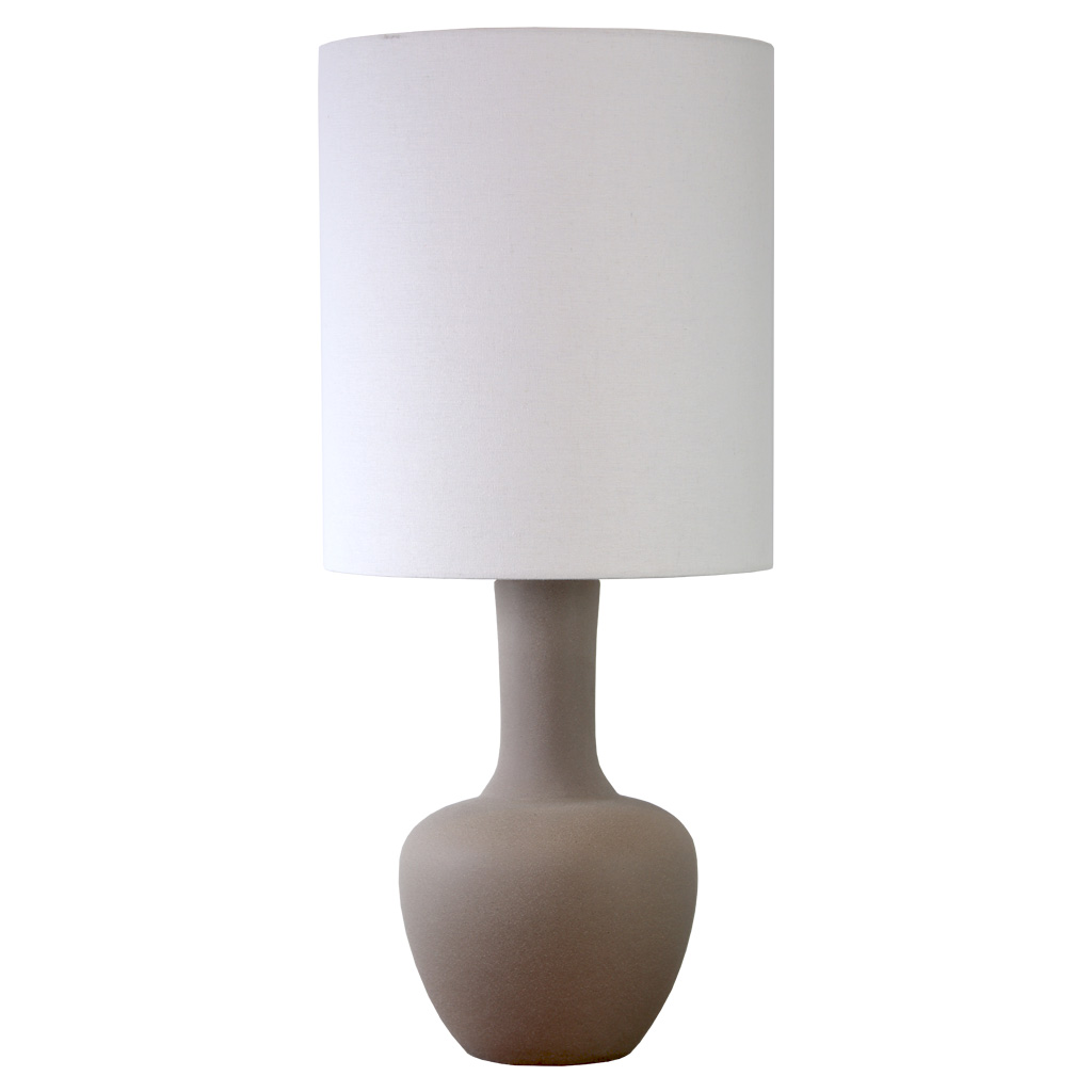 Boda 78cm Zand tafellamp Van Nordic Lighting - De combinatie van de strakke lijnen en de natuurlijke materialen maakt de lamp tot een opvallend pronkstuk dat zowel op een bijzettafel als op een bureau prachtig staat.