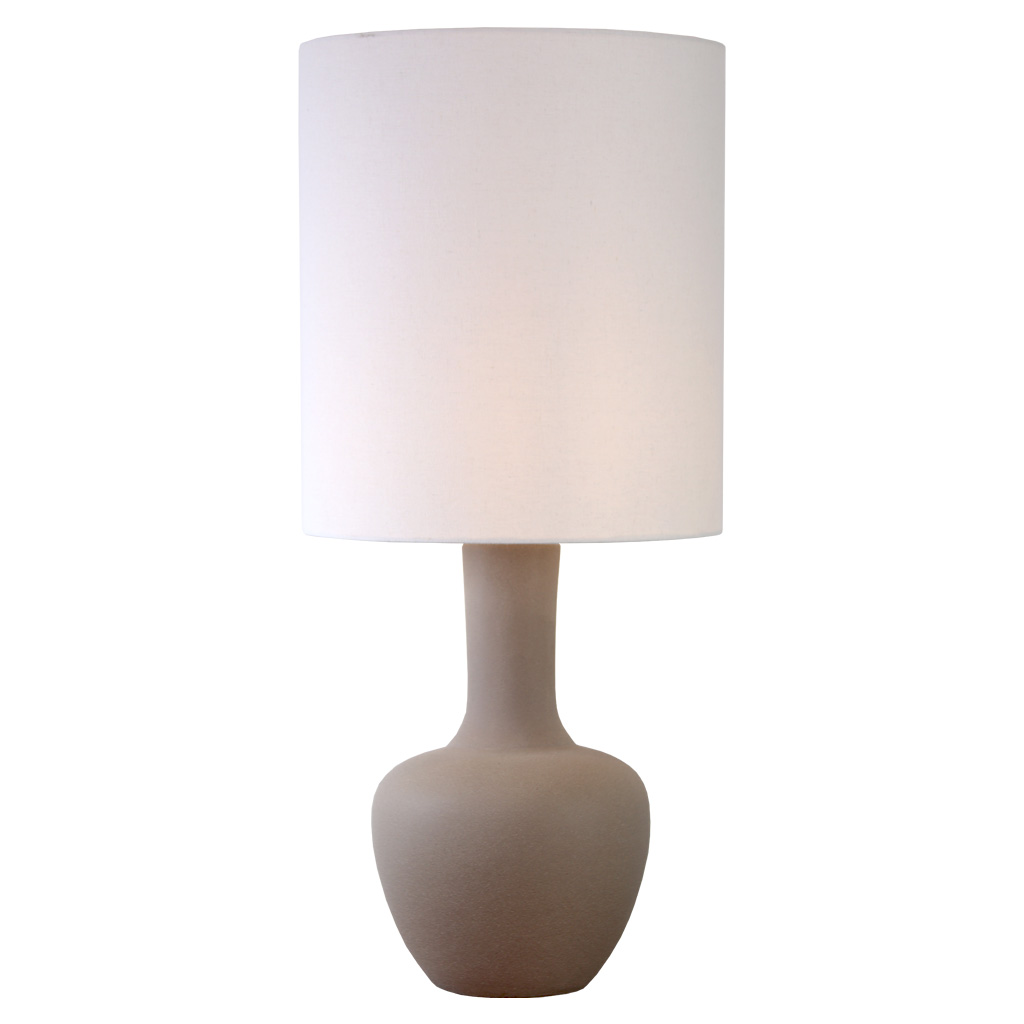 Boda 78cm Zand tafellamp Van Nordic Lighting - De combinatie van de strakke lijnen en de natuurlijke materialen maakt de lamp tot een opvallend pronkstuk dat zowel op een bijzettafel als op een bureau prachtig staat.