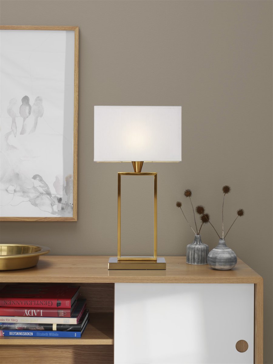 Kensington 50cm Messing tafellamp Van Cottex - Het stijlvolle metalen frame zorgt voor een luchtige en moderne uitstraling, terwijl de witte textielen kap een zacht en aangenaam licht verspreidt.