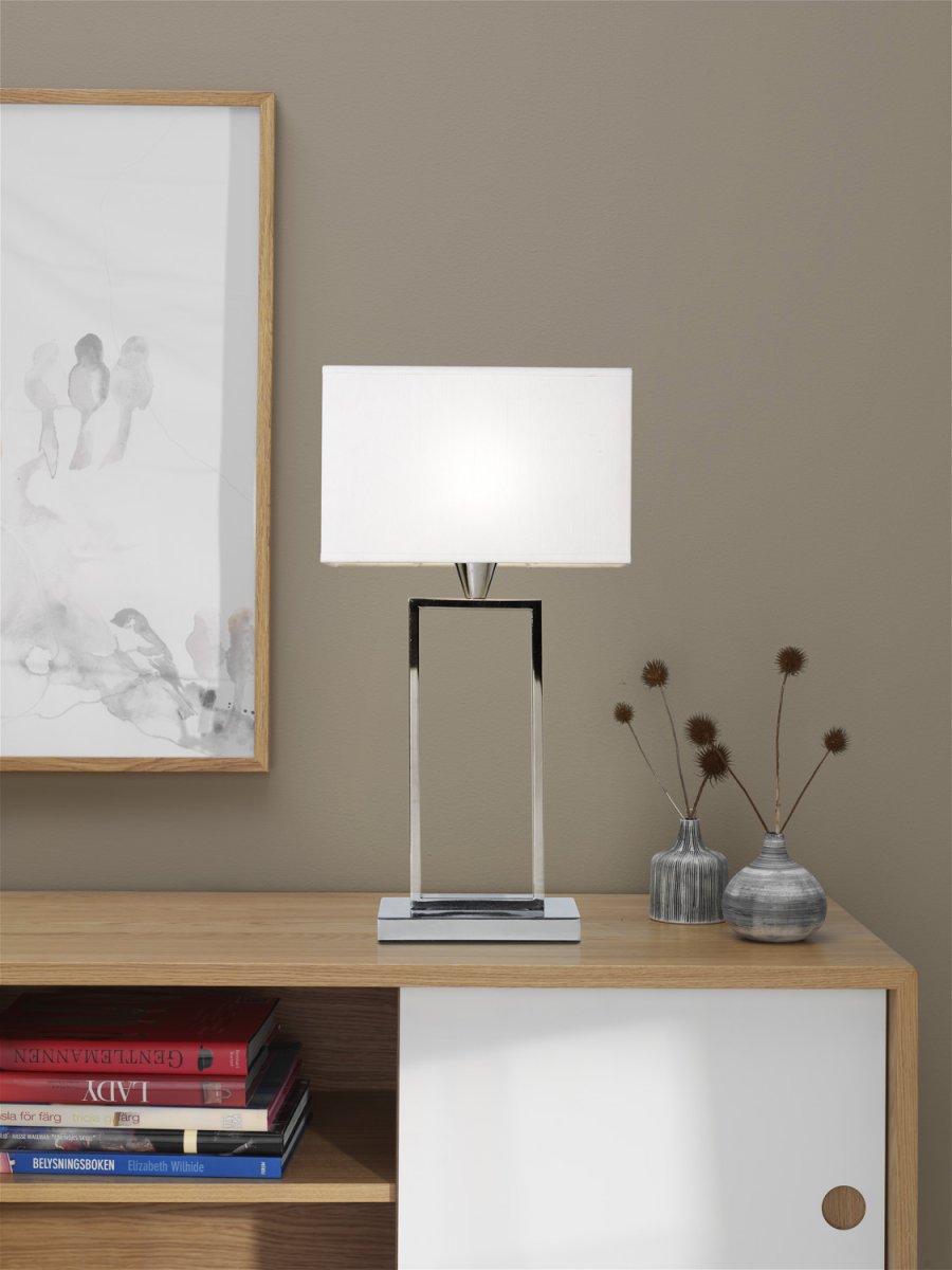 Kensington 50cm Chroom tafellamp Van Cottex - Het stijlvolle metalen frame zorgt voor een luchtige en moderne uitstraling, terwijl de witte textielen kap een zacht en aangenaam licht verspreidt.